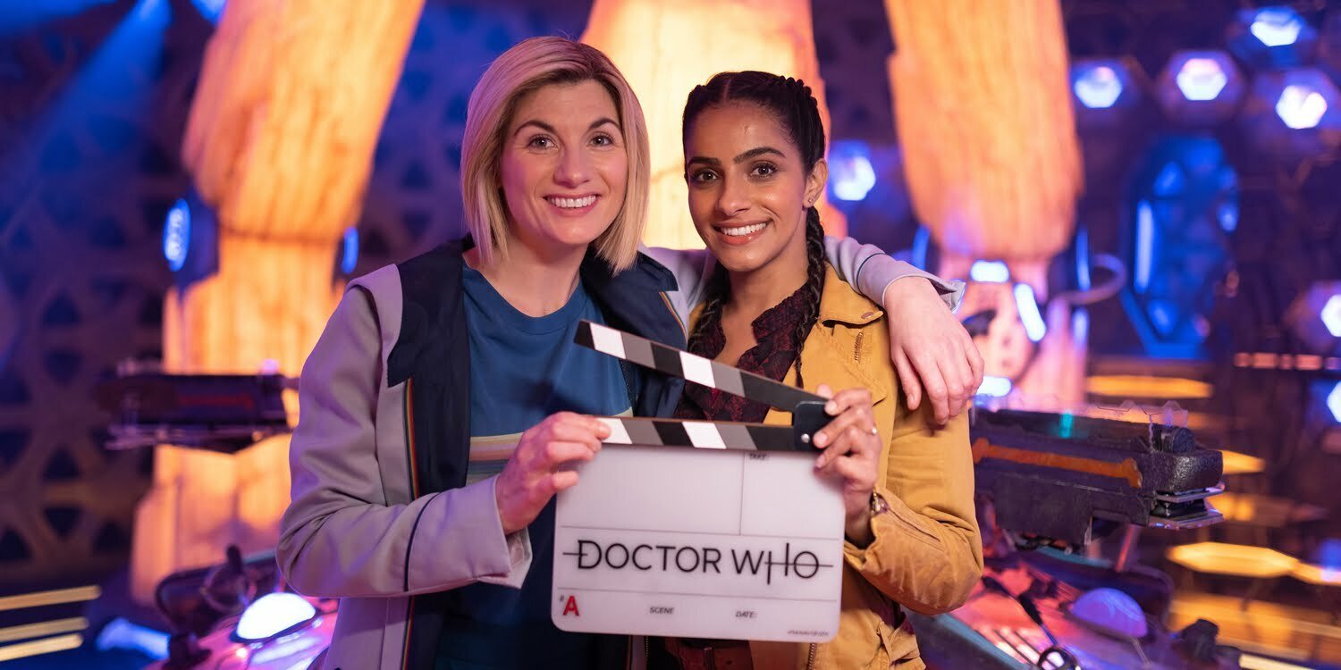 Jodie Whittaker i Mandip Gill we wnętrzu TARDIS podczas zdjęć do Doctor Who
